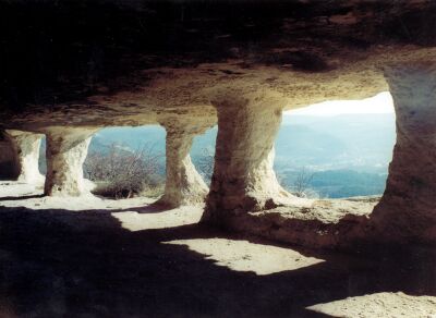 Колоннада пещерного монастыря. 
